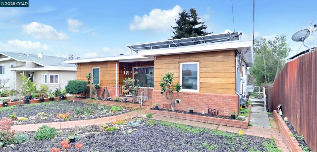 This spacious house offer a lot of potential. Newer roof with Dual-pane window. oversize family/ game room gives can turn it to possibility. within 10mintues to shopping, dining and freeway entrance