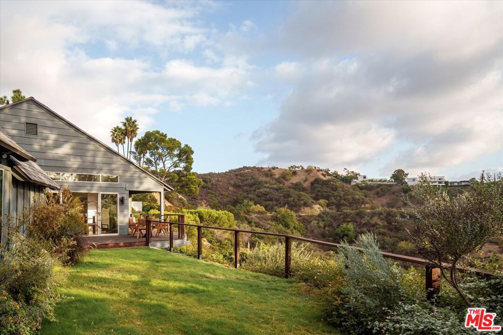 Photo of 7420 Cervantes Place, Los Angeles, CA 90046 (MLS # 25607705)