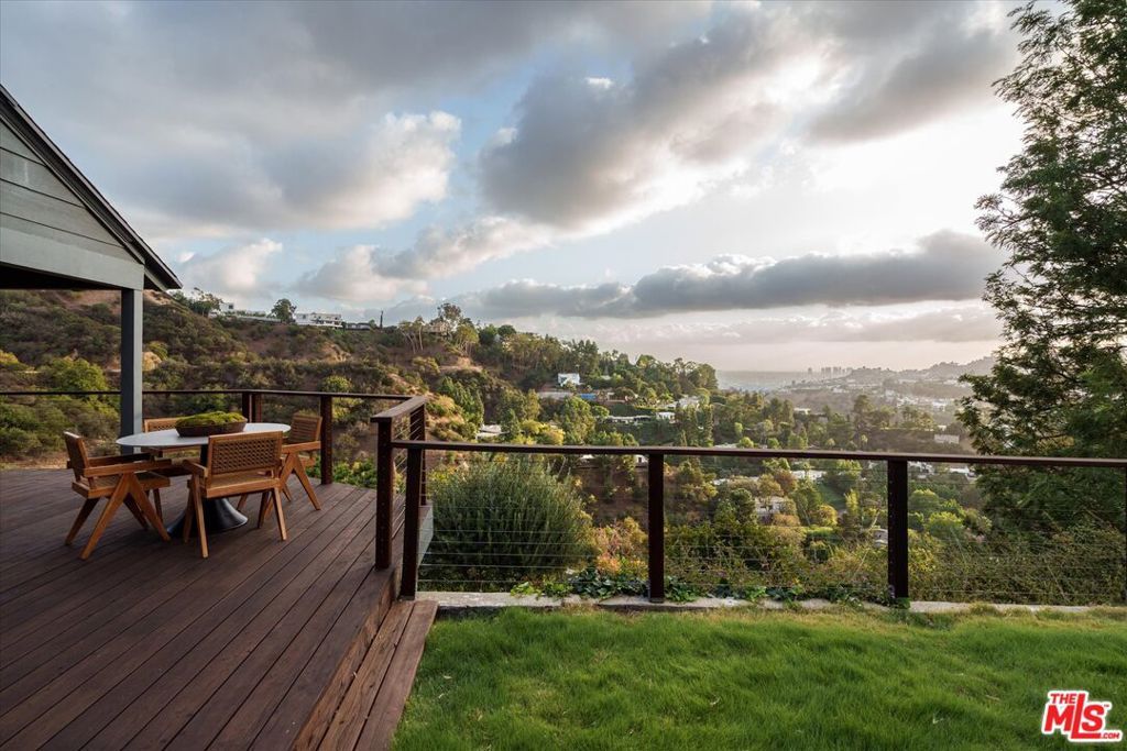 Photo of 7420 Cervantes Place, Los Angeles, CA 90046 (MLS # 25607705)
