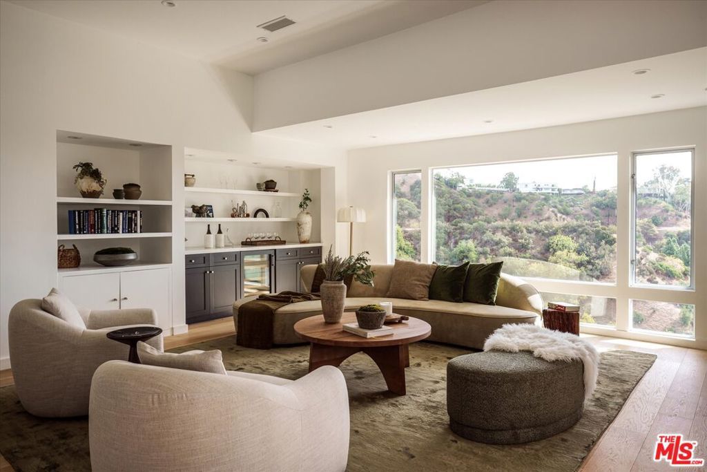 Photo of 7420 Cervantes Place, Los Angeles, CA 90046 (MLS # 25607705)