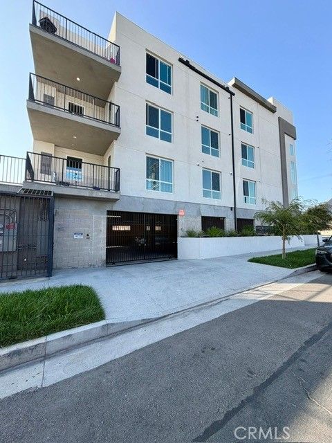 Photo of 12136 Vanowen #302, North Hollywood, CA 91605 (MLS # SR25281786)