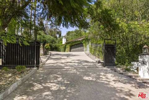 Photo of 9559 Sherwood Forest Lane, Beverly Hills, CA 90210 (MLS # 26671149)