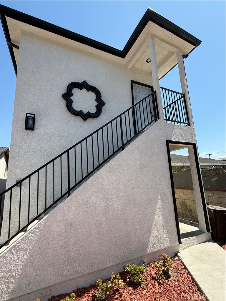 NEW CONSTRUCTION!!! Be the first to own this Beautiful New Modern Duplex!!! Filled with modern finishes comes with Paid off Solar Pannels, fire sprinklers new stove in owner unit, all electric with recessed lighting custom shaker cabinets with onyx countertops automatic sprinklers . Too many items to list. 20 minutes from downtown LA, SOFI Stadium, Beaches. Borderline Southgate. Hurry this one won’t last !!!
