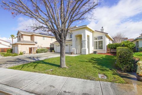 Photo of 740 Hillock Dr, Hollister, CA 95023 (MLS # ML82035645)