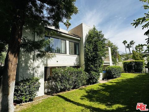 Photo of 325 E Via Escuela #322, Palm Springs, CA 92262 (MLS # 26829683)