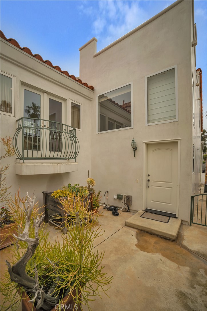 Experience the ultimate coastal lifestyle in this stunning beach home located on the highly desirable ocean side of Pacific Coast Highway. Nestled on a peaceful, quiet street just minutes from the beach and the Goldenrod Foot Bridge, this residence offers the perfect blend of comfort and convenience.
Featuring 2 bedrooms plus a rare bonus room or flex space, this home boasts soaring ceilings that create a bright, airy, and welcoming atmosphere. The primary suite is conveniently located on the main level, with a second bedroom above, both with en suite bathrooms for added privacy and comfort.
Enjoy breathtaking views and ocean breezes from the roof top deck, ideal for relaxing or entertaining. Within minutes, you can stroll to the charming village of Corona Del Mar, with its boutique shops, cafes, and vibrant community atmosphere.
This fully furnished retreat is perfect as a summer vacation home or a long-term residence, tailored to your needs. Don’t miss the opportunity to live the quintessential Southern California coastal dream!