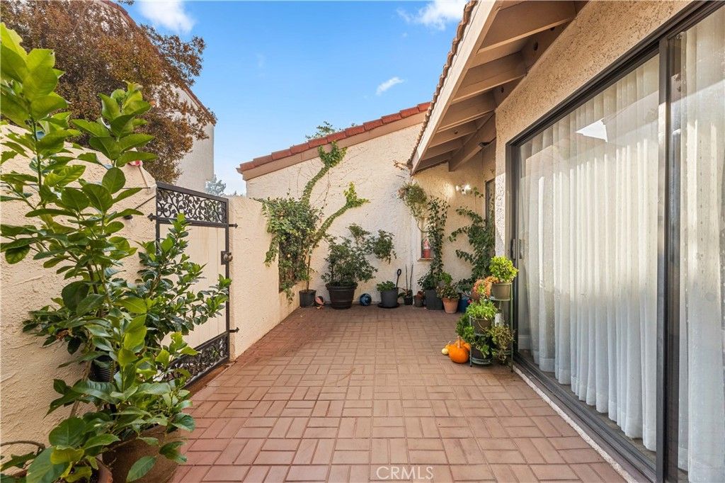 Photo of 18146 Oxnard St #48, Tarzana, CA 91356 (MLS # SR25252230)