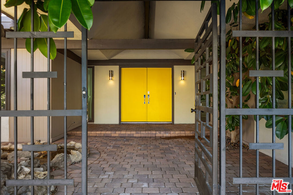 5305 E Lakeside Drive