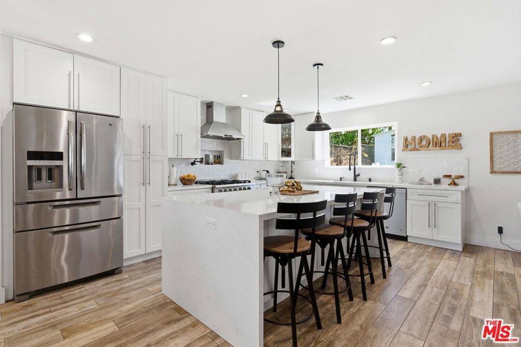 Photo of 23320 Bassett Street, West Hills, CA 91307 (MLS # 26663363)