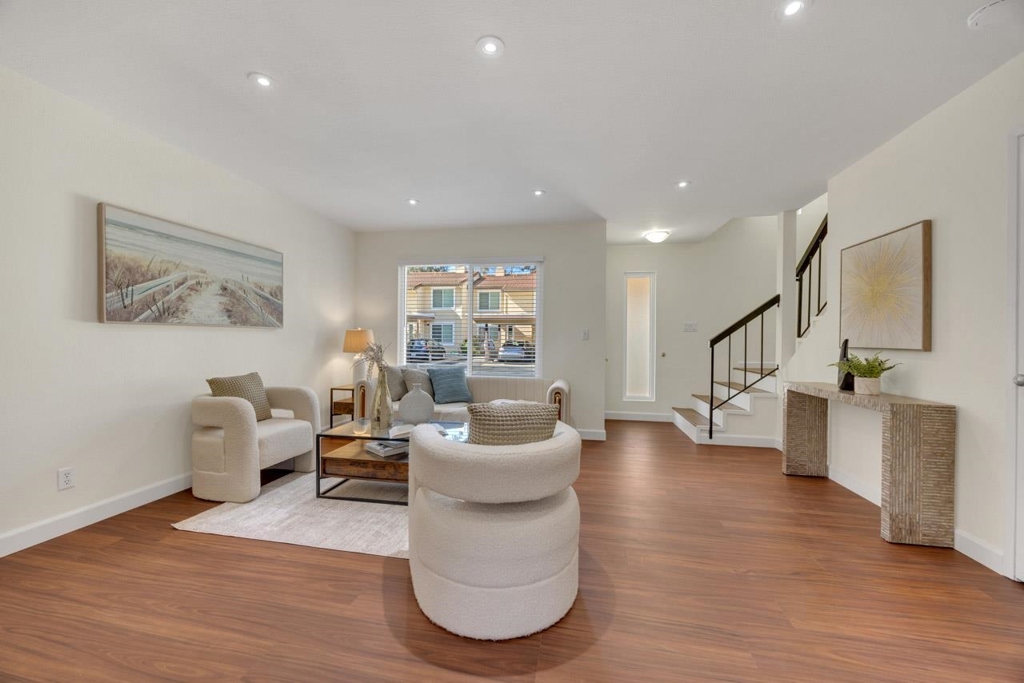 4452 4452 Del Valle Pkwy