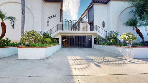 Photo of 14332 Dickens #19, Sherman Oaks, CA 91423 (MLS # SR26008954)