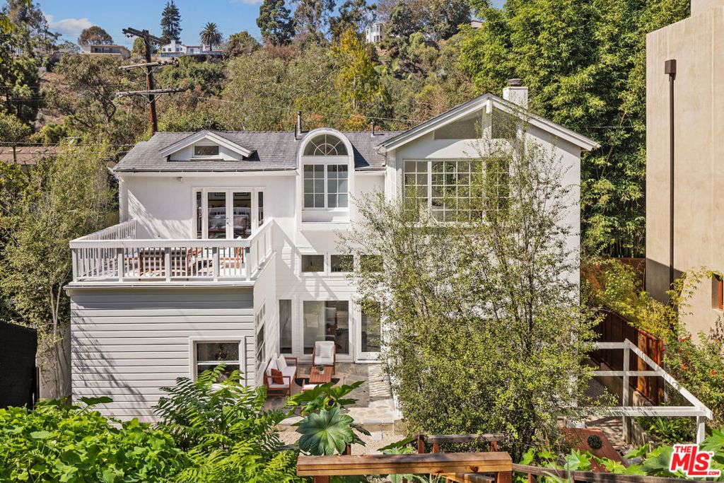 Photo of 546 E Rustic Road, Santa Monica, CA 90402 (MLS # 25606705)