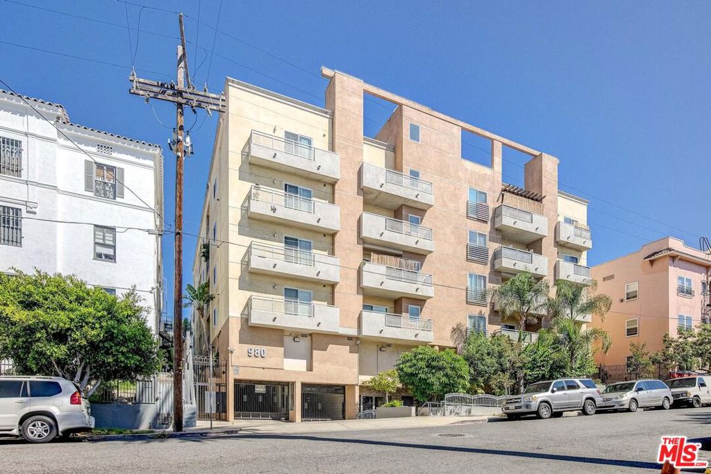 980 S Oxford Avenue 103