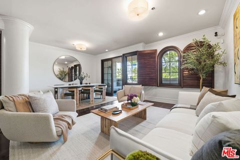 Photo of 850 N Croft Avenue #202, Los Angeles, CA 90069 (MLS # 26709941)