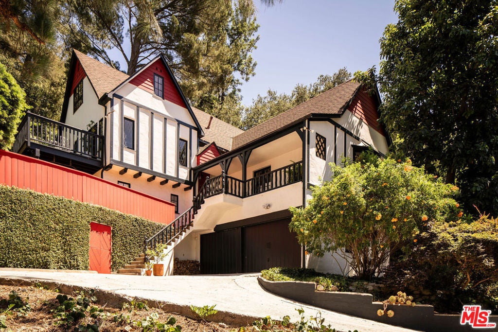 Photo of 8920 Wonderland Avenue, Los Angeles, CA 90046 (MLS # 26987255)