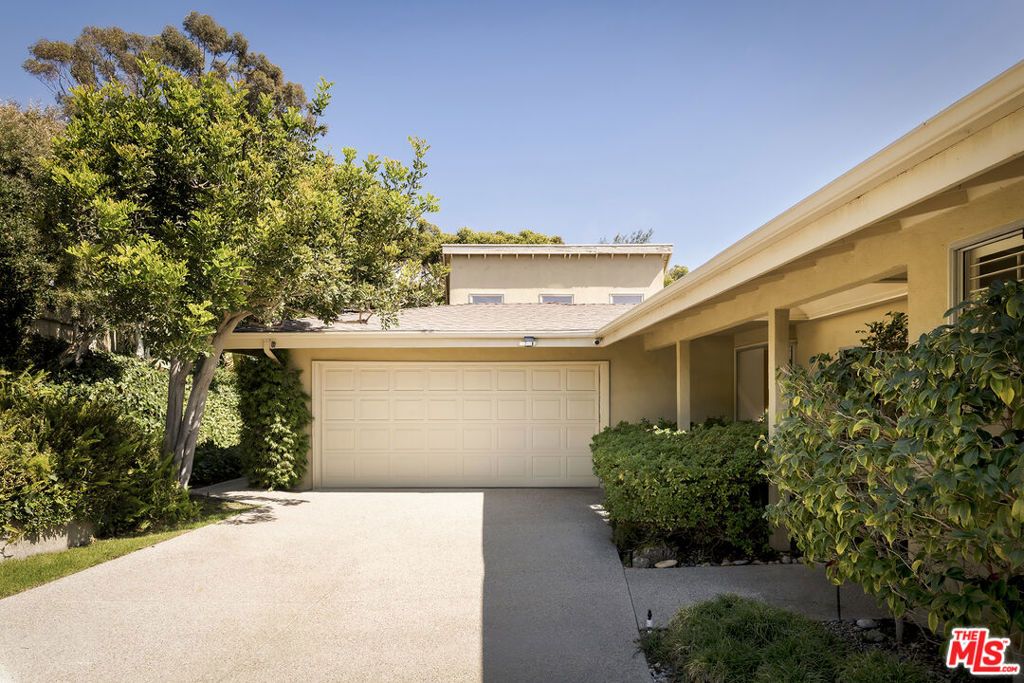 Photo of 400 Surfview Drive, Pacific Palisades, CA 90272 (MLS # 25597571)
