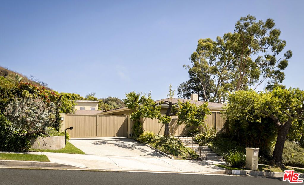 Photo of 400 Surfview Drive, Pacific Palisades, CA 90272 (MLS # 25597571)