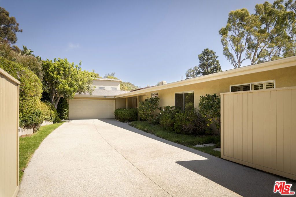 Photo of 400 Surfview Drive, Pacific Palisades, CA 90272 (MLS # 25597571)