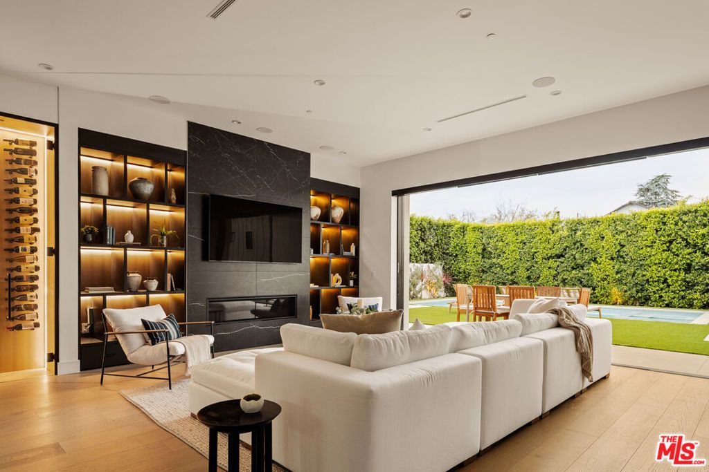 Photo of 5003 Mammoth Avenue, Sherman Oaks, CA 91423 (MLS # 26651621)