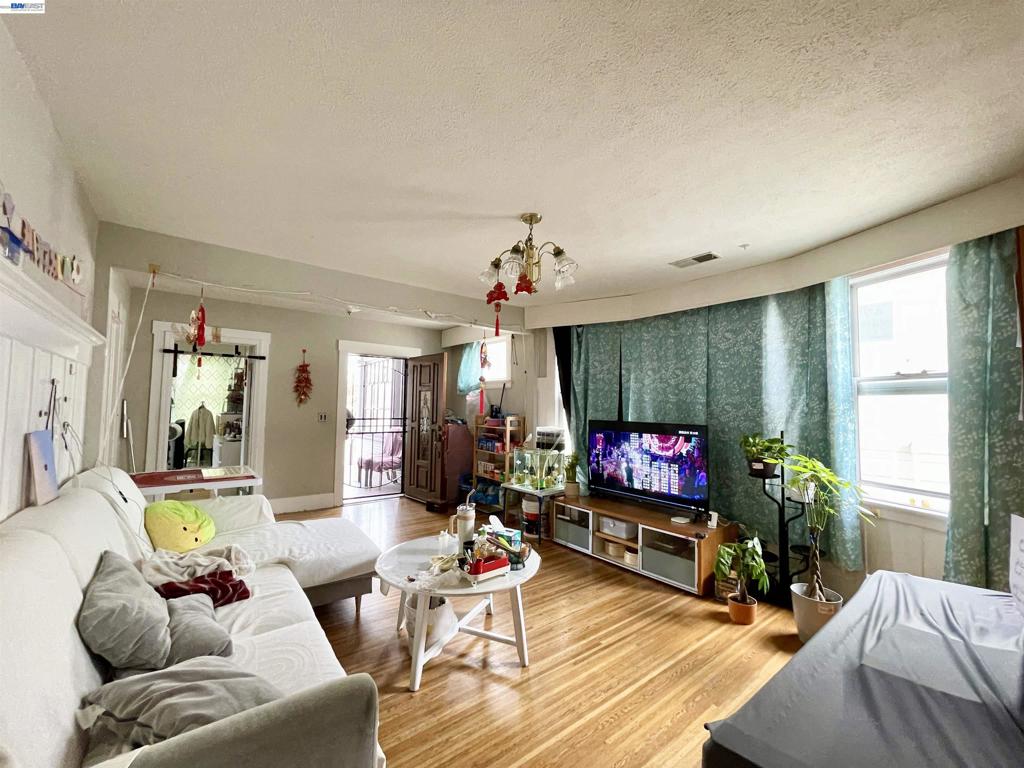 2517 Webb Ave