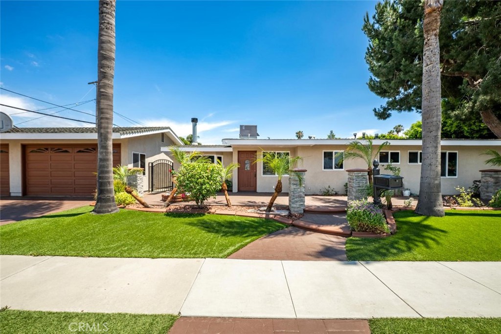 1238 N Studebaker