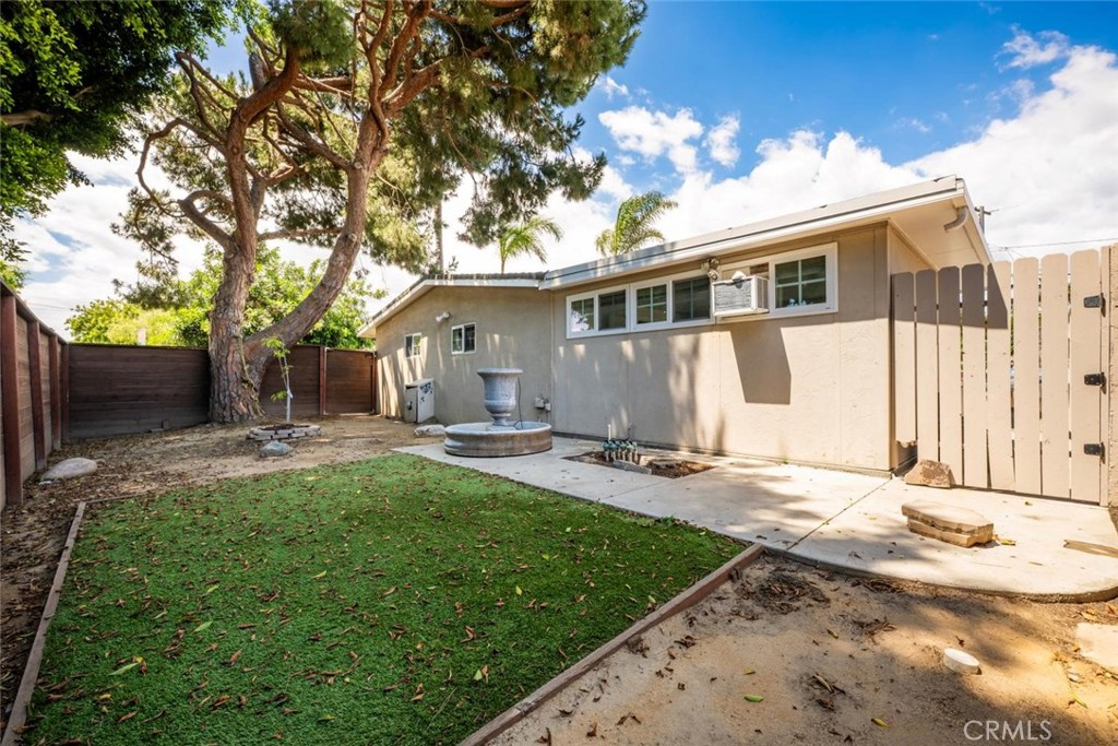 1238 N Studebaker