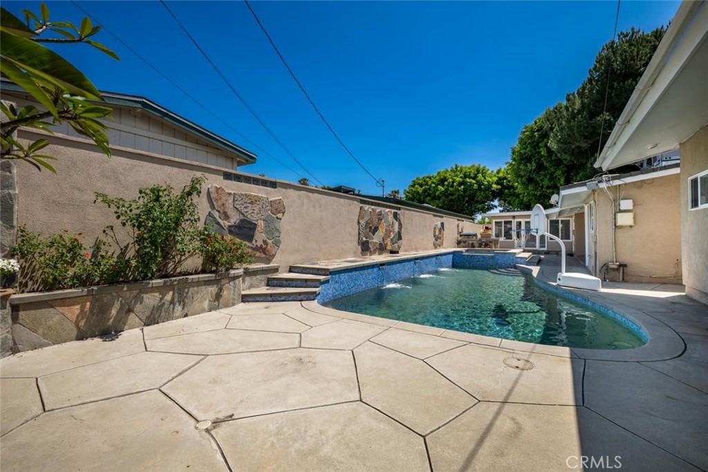 1238 N Studebaker
