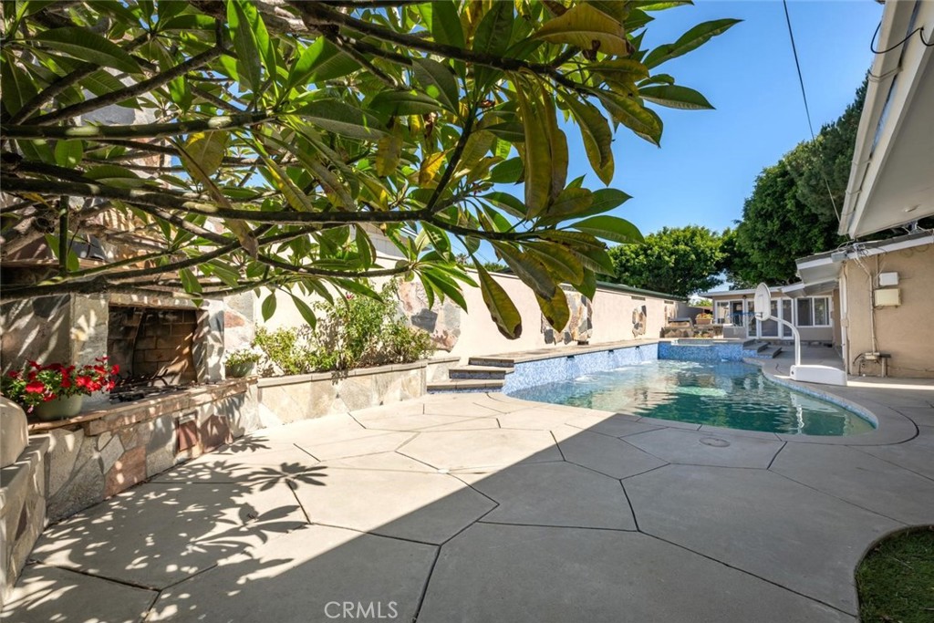 1238 N Studebaker