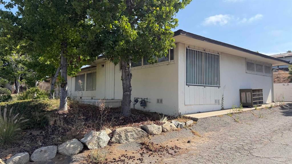 702 Civic Center Dr, Vista, CA 92084
