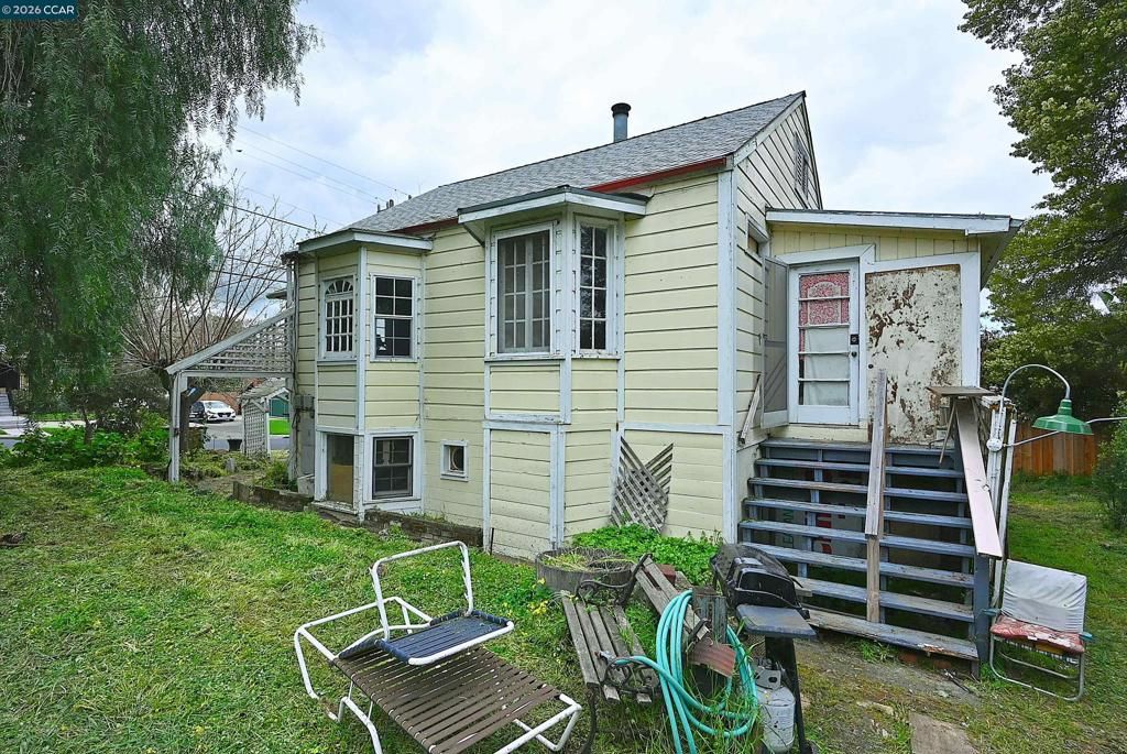 Photo of 921 921 E 6Th St St, Benicia, CA 94510 (MLS # 41125811)