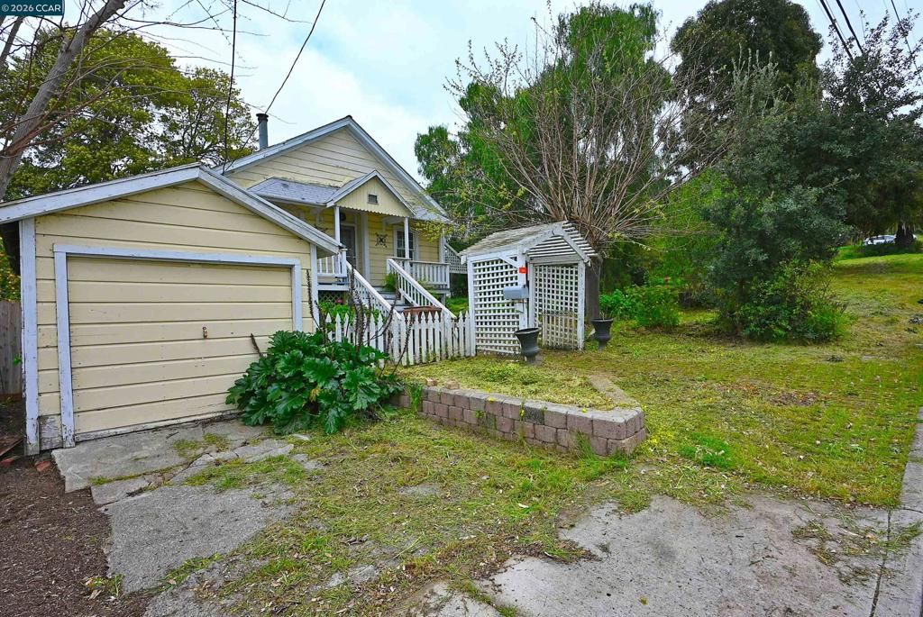 Photo of 921 921 E 6Th St St, Benicia, CA 94510 (MLS # 41125811)