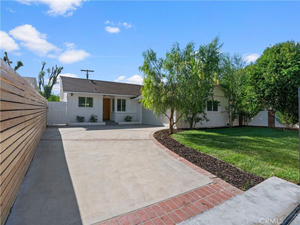 Photo of 5141 Don Pio Drive, Woodland Hills, CA 91364 (MLS # PW26076477)