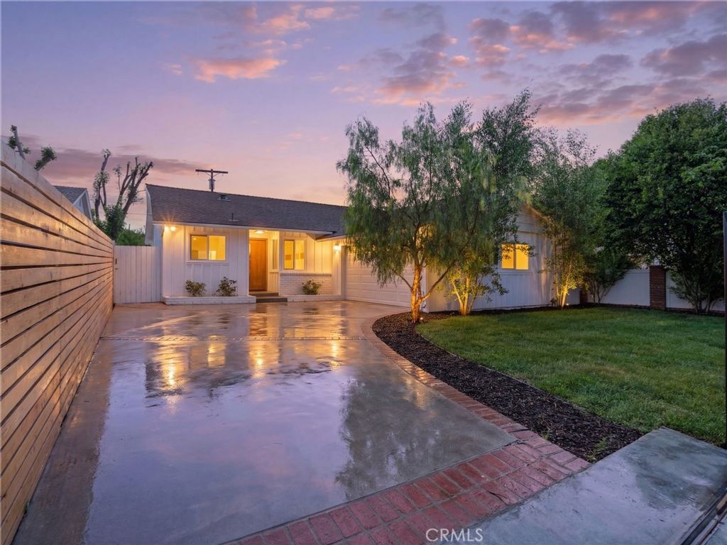 Photo of 5141 Don Pio Drive, Woodland Hills, CA 91364 (MLS # PW26076477)