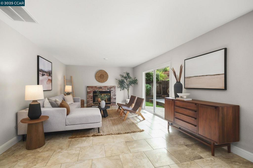 PINE HOLLOW EST. - Residential