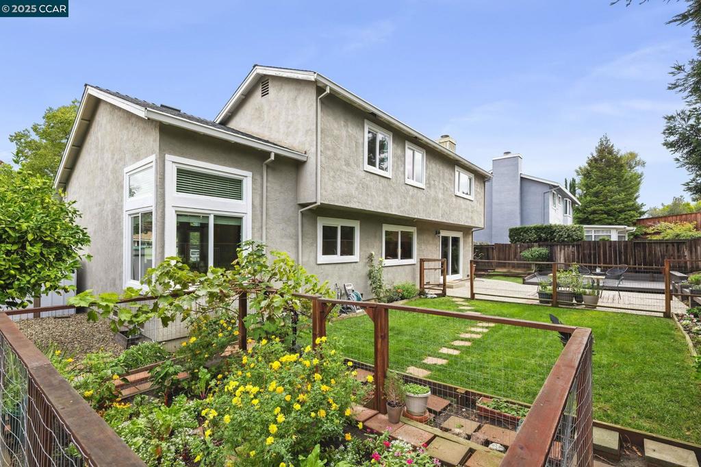 PINE HOLLOW EST. - Residential