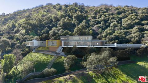 Photo of 12340 Viewcrest Road, Studio City, CA 91604 (MLS # 26662195)