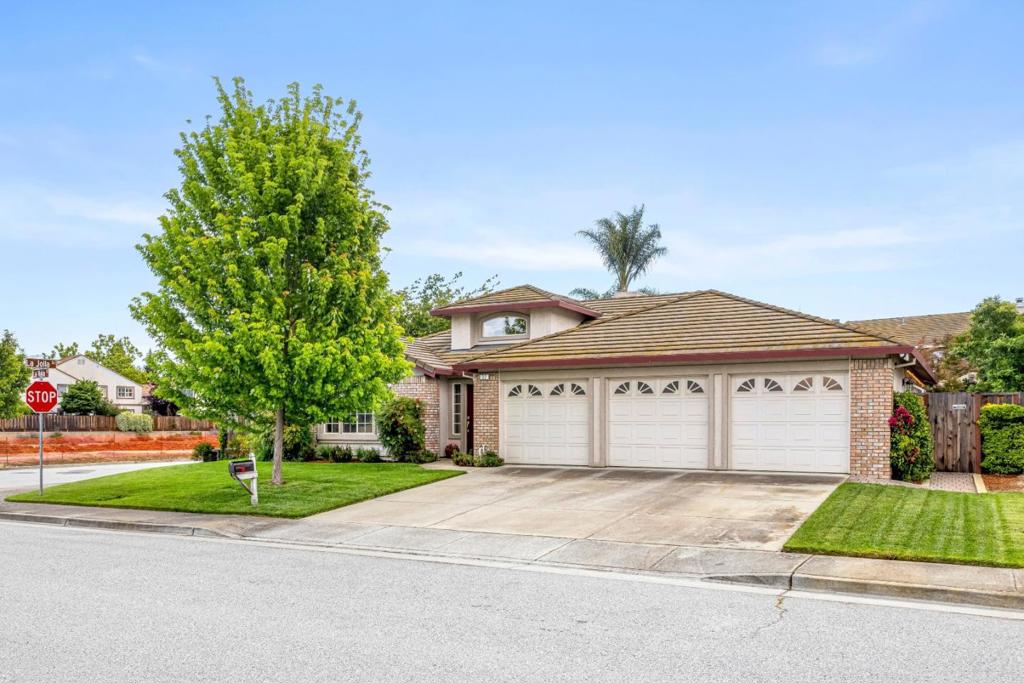 312 La Vela Court