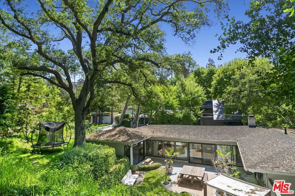 Pacific Palisades, California 90272, United States, 3 Bedrooms Bedrooms, ,2 BathroomsBathrooms,Residential,Active,123354