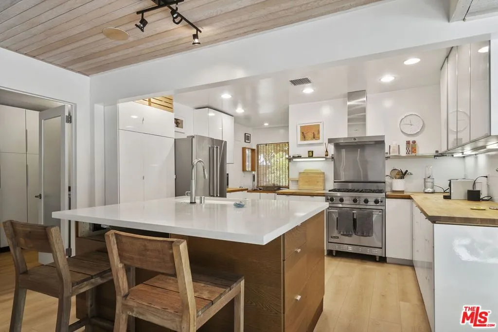 Pacific Palisades, California 90272, United States, 3 Bedrooms Bedrooms, ,2 BathroomsBathrooms,Residential,Active,123354