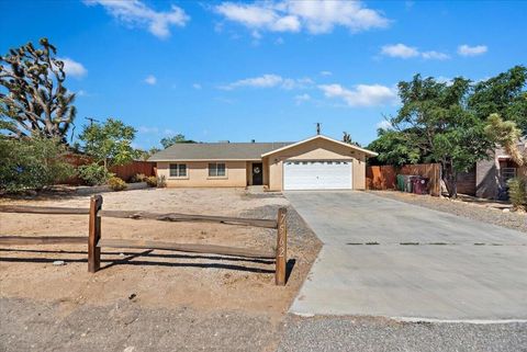 Photo of 7562 Inca Trail, Yucca Valley, CA 92284 (MLS # 219133728DA)