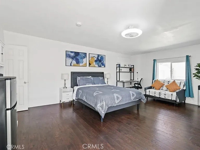 PRIVATE TRIPLEX AT THE BACK OF A PRVIATE ROAD HAS A 1 BEDROOM 1 BATHROOM AVAILABLE FOR RENT WITH ALL UTILITIES PAID.
1 GURANTEED PARKING SPOT IN THE DRIVEWAY AND SHARED LAUNDRY. COME LOOK AT THIS UPGRADED UNIT.