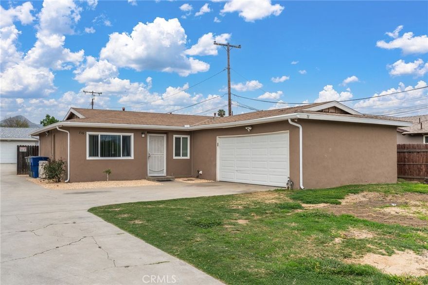 Welcome to the Orange Street home. You will be a short distance from everything when you stay at this centrally-located destination. Enjoy all the amenities while relaxing in a quite neighborhood. Watch movies or enjoy a game night together. Have a great time at the park that is just walling distance. This location is also perfect for a quiet night for working or studying. Near all Major freeways and public transportation.