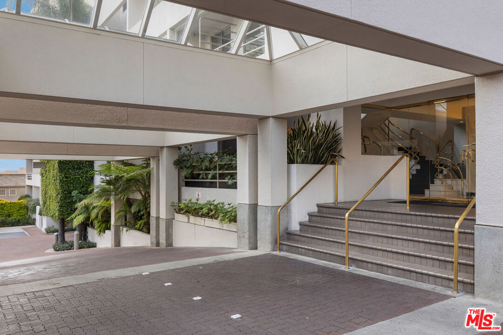 1131 Alta Loma Road 412