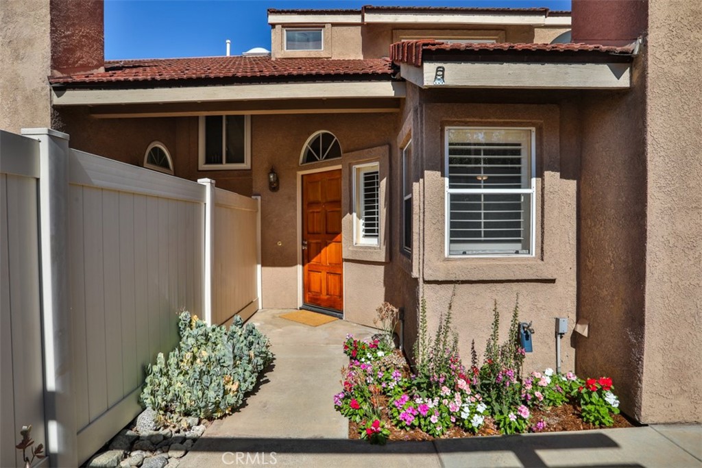 Beautifully Upgraded 3-Bedroom Townhome!
This spacious 3-bedroom, 2.5-bath townhome offers 1,200 sq ft of stylish living space with an open floor plan perfect for entertaining. The upgraded kitchen features granite countertops, stainless steel appliances, and modern cabinetry. All bathrooms have been tastefully updated with quality finishes. Enjoy year-round comfort with a newer HVAC system (Jan 2021). The front and side yards are professionally landscaped and equipped with a drip system for easy maintenance. Move-in ready and full of charm—don’t miss this one!