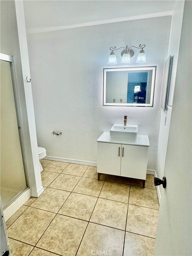 Beautiful townhouse with a private 2-car garage, living room, kitchen, 2 bedrooms each with a bathroom and closet,
and a half bathroom total 2.5 and a swimming pool in a private and very safe area.Ufurnished, central AC, PET FRIENDLY, Privat clean pool, Lanudry hookups, No indoor smoking, The property is surrounded by everything you could possibly need. Convenient to shopping, CSUN, Pierce College, West Valley Occupational Center, a variety of markets, bus stop stations within walking distance, and many restaurants. Safe area.