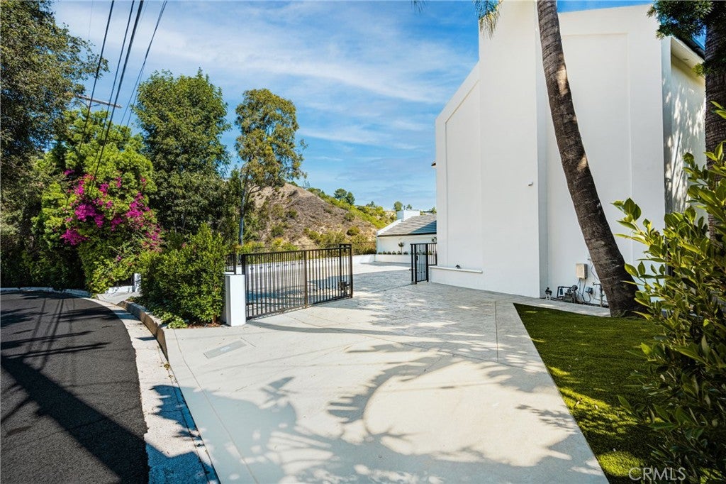 3566 Beverly Glen