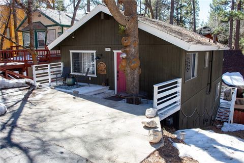 Photo of 33067 Robin Ln, Running Springs, CA 92382 (MLS # IG26049425)