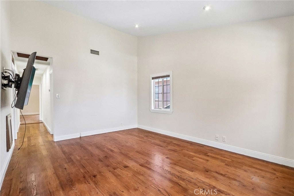 1534 W 213th