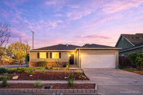 Photo of 918 Mockingbird Lane, Sunnyvale, CA 94087 (MLS # ML82039424)