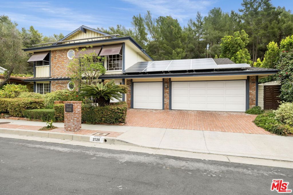 Photo of 2528 La Condesa Drive, Los Angeles, CA 90049 (MLS # 26650419)